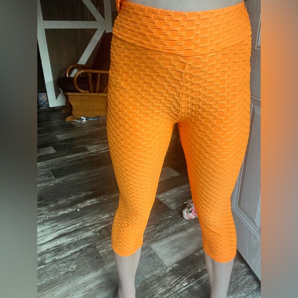 Honeycomb Scrunch Booty 3/4 length neon orange high rise leggings & tank top set - Picture 11 of 15